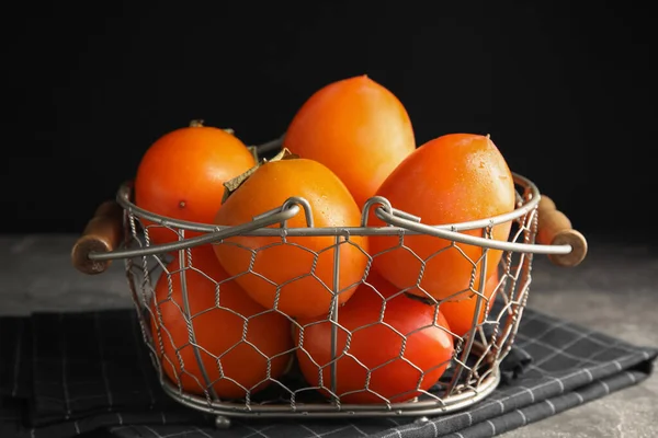 灰色のテーブルの上においしい新鮮な柿 クローズアップ — ストック写真