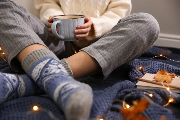 Mulher Relaxante Com Xícara Bebida Quente Inverno Xadrez Quente Dentro — Fotografia de Stock