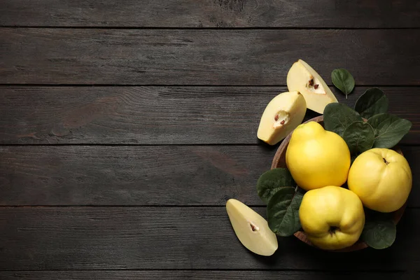 Färska Mogna Ekologiska Quinces Med Blad Träbord Platt Låg Plats — Stockfoto