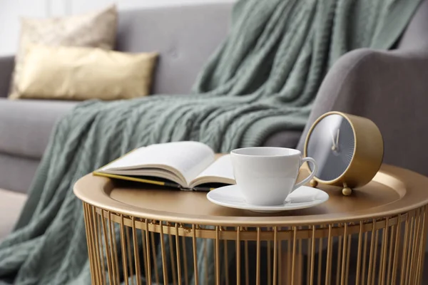 Kahve Masası Çay Saat Kitap Odanın Yanındaki Kanepe — Stok fotoğraf