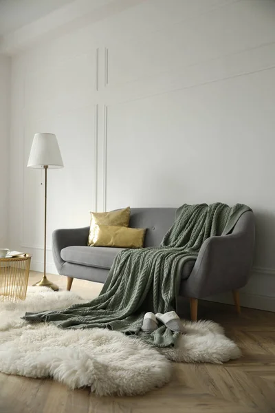 Elegante Habitación Interior Con Cómodo Sofá Manta Punto Lámpara Cerca — Foto de Stock