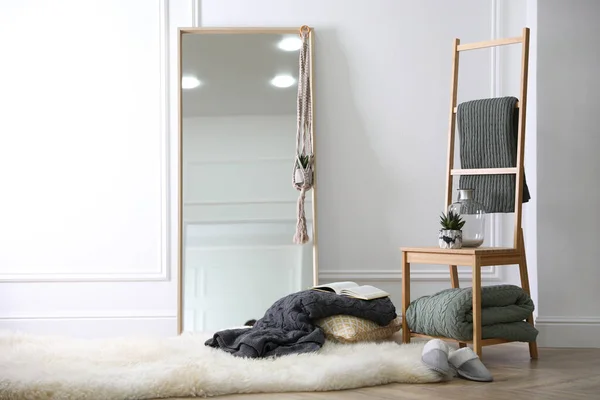 Lugar Confortável Para Descansar Com Cobertores Macios Espelho Grande — Fotografia de Stock