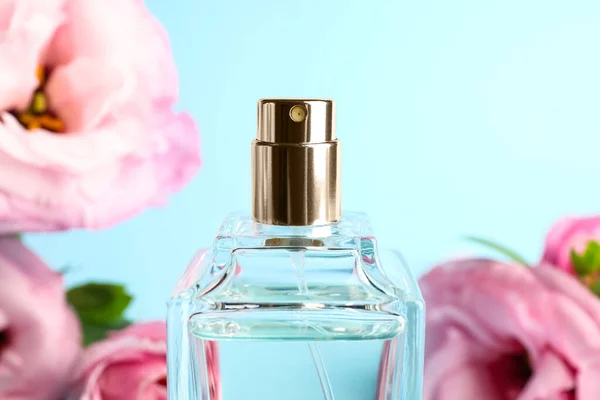 Flacon Parfum Sur Fond Flou Gros Plan — Photo