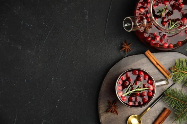 Νόστιμο Ζεστό Τσάι Cranberry Δεντρολίβανο Γλυκάνισο Και Κανέλα Μαύρο Τραπέζι — Φωτογραφία Αρχείου