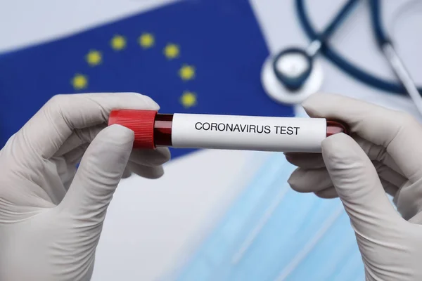 Orvos Tartó Minta Cső Címkével Coronavirus Teszt Felett Orvosi Eszközök — Stock Fotó