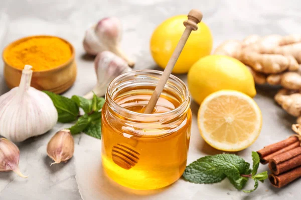 蜂蜜和其他新鲜产品放在灰色桌子上 天然抗生素 — 图库照片