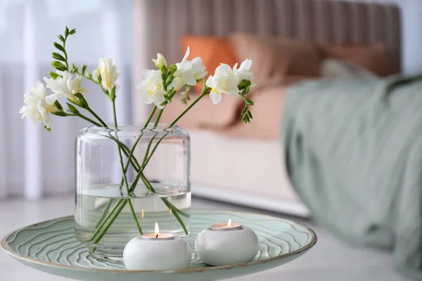 Vase Avec Belles Fleurs Freesia Des Bougies Allumées Sur Stand — Photo