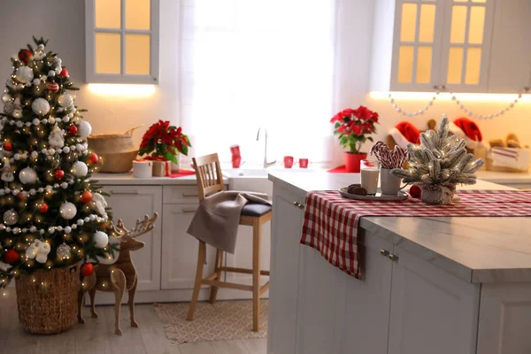 クリスマスツリーとお祝いの装飾と美しいキッチンインテリア — ストック写真