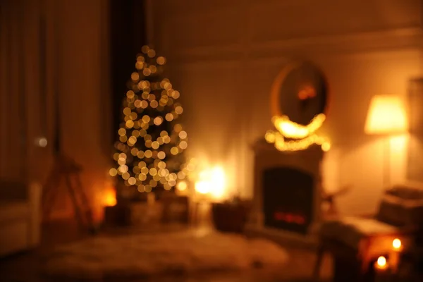 Verschwommener Blick Auf Den Schönen Innenraum Mit Weihnachtsbaum Und Kamin — Stockfoto