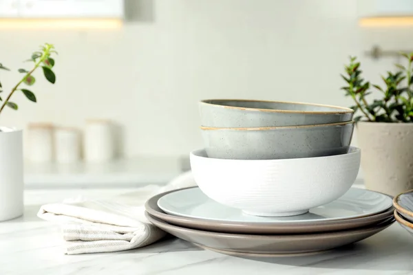 Набір Красивих Керамічних Посуду Білому Столі Кухні Простір Тексту — стокове фото
