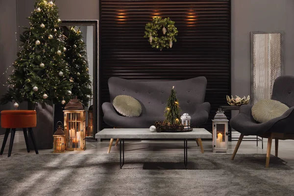 Elegantní Obývací Pokoj Interiér Pohodlnou Pohovkou Vánoční Výzdobou — Stock fotografie