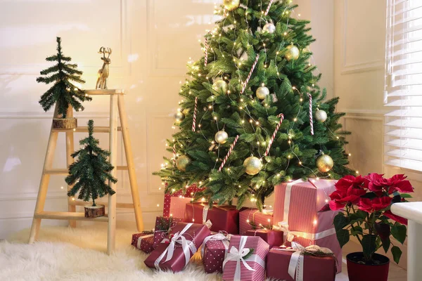 Muitos Presentes Diferentes Sob Árvore Natal Dentro Casa — Fotografia de Stock