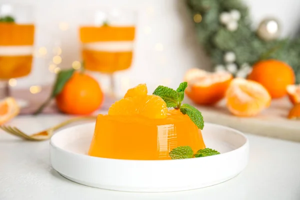 Deliciosa Jalea Mandarina Con Menta Sobre Mesa Blanca — Foto de Stock