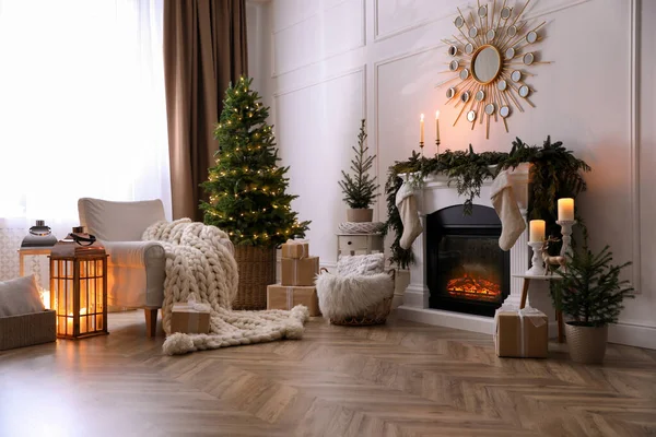 Elegante Habitación Interior Con Chimenea Hermoso Árbol Navidad —  Fotos de Stock