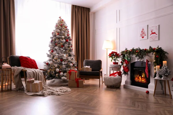 Elegante Habitación Interior Con Chimenea Hermoso Árbol Navidad —  Fotos de Stock