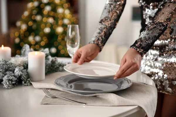 Junge Frau Deckt Tisch Für Weihnachtsessen Hause Nahaufnahme — Stockfoto