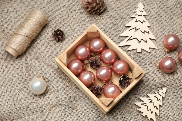 Composición Con Hermosas Bolas Navidad Caja Madera Saqueo Vista Superior — Foto de Stock