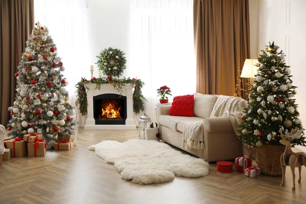 Feestelijke Woonkamer Met Kerstbomen Open Haard — Stockfoto