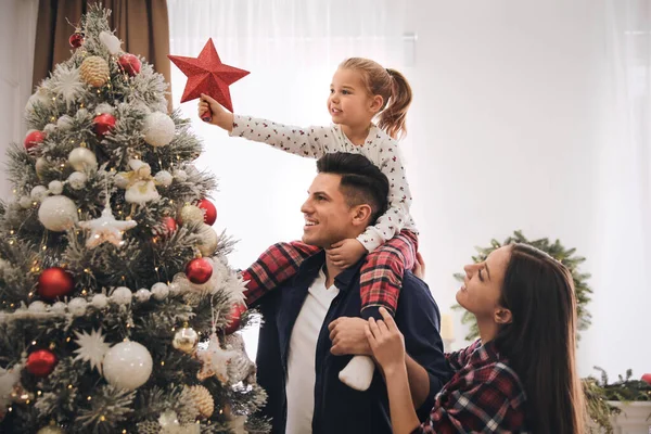 Aile Süsleme Noel Ağacı Kapalı Alanda Yıldız Süsleme — Stok fotoğraf