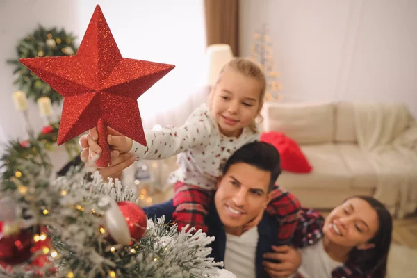 Aile Içi Noel Ağacı Süsleme Yıldız Süslemeye Odaklan — Stok fotoğraf