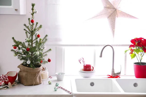 Kleiner Weihnachtsbaum Mit Kugeln Und Festlichen Lichtern Der Küche — Stockfoto