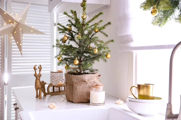 Pequeño Árbol Navidad Decorado Con Adornos Luces Festivas Cocina —  Fotos de Stock