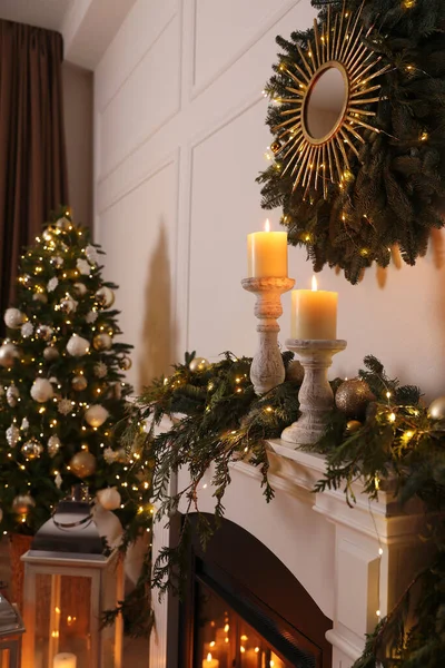Hermoso Interior Habitación Con Chimenea Decoración Navidad —  Fotos de Stock