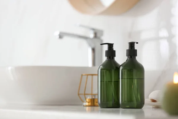 Dispensadores Jabón Verde Encimera Cerca Del Lavabo Baño Espacio Para — Foto de Stock