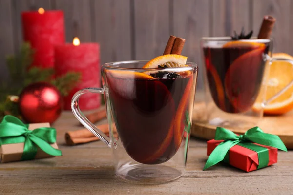 Tasses Verre Vin Chaud Aromatique Sur Table Bois — Photo