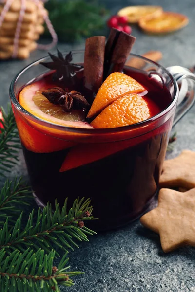 Aromatischer Glühwein Plätzchen Und Weihnachtsdekoration Auf Grauem Tisch Nahaufnahme — Stockfoto