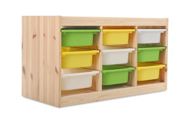 Boş ahşap raf ünitesi beyaz üzerine izole