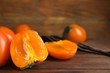 Kahverengi ahşap masada nefis taze hurma ağaçları, yakın plan.