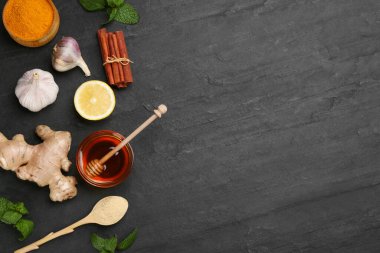 Düz kompozisyon ve siyah masa üzerinde taze ürünler, metin için boşluk. Doğal antibiyotikler.