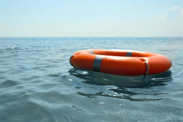Πορτοκαλί Σημαδούρα Ζωής Επιπλέει Στη Θάλασσα Εξοπλισμός Διάσωσης Έκτακτης Ανάγκης — Φωτογραφία Αρχείου