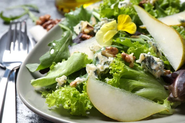 Verse Salade Met Peer Tafel Close — Stockfoto