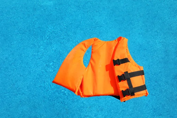 Élénk Narancs Mentőmellény Úszó Medence Felső Nézet — Stock Fotó