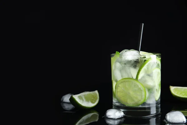 Delicioso Mojito Ingredientes Sobre Fondo Negro Espacio Para Texto — Foto de Stock