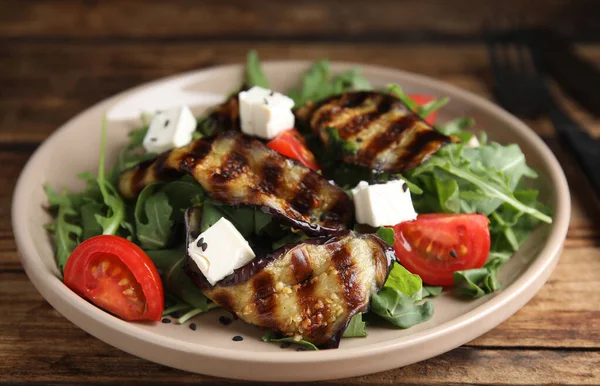 Deliziosa Insalata Con Melanzane Arrosto Formaggio Feta Rucola Servita Tavolo — Foto Stock