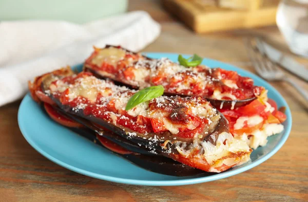 Melanzane Forno Con Pomodori Formaggio Basilico Sul Tavolo Legno Primo — Foto Stock