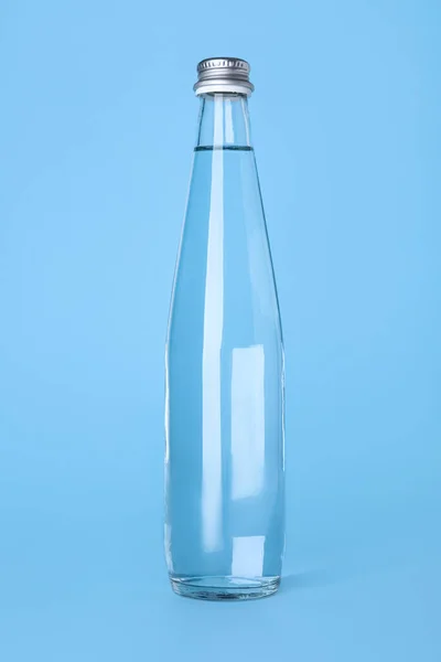 Μπουκαλάκι Γυάλινο Νερό Γαλάζιο Φόντο — Φωτογραφία Αρχείου
