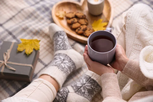 Femme Relaxante Avec Une Tasse Boisson Chaude Hiver Sur Carreaux — Photo