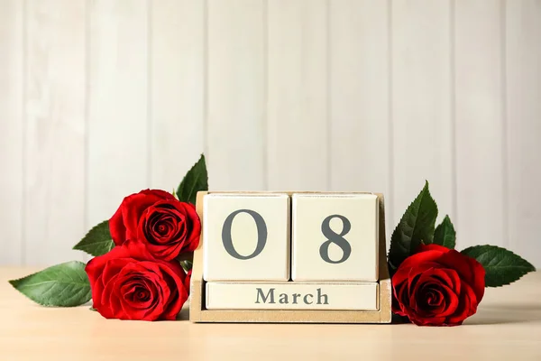 木块日历 日期为3月8日 玫瑰在桌子上 背景浅 文字空间 国际妇女日 — 图库照片