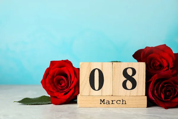 Calendrier Bois Avec Date Mars Roses Sur Table Sur Fond — Photo