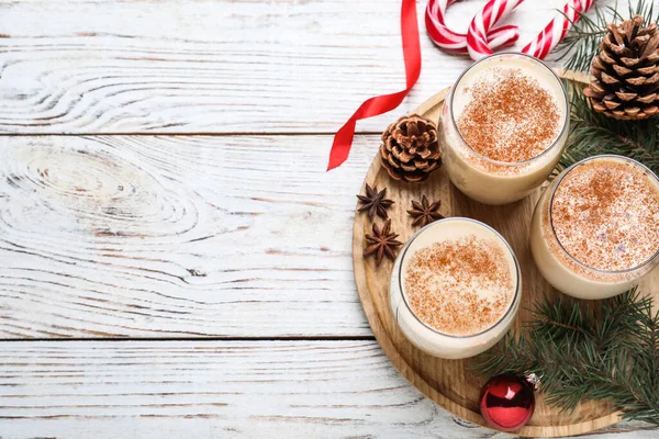 Läcker Julcocktail Med Likör Vitt Träbord Platt Ligg Plats För — Stockfoto