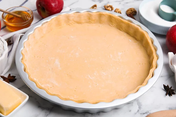 Pâte Crue Pour Tarte Aux Pommes Anglaise Traditionnelle Sur Table — Photo