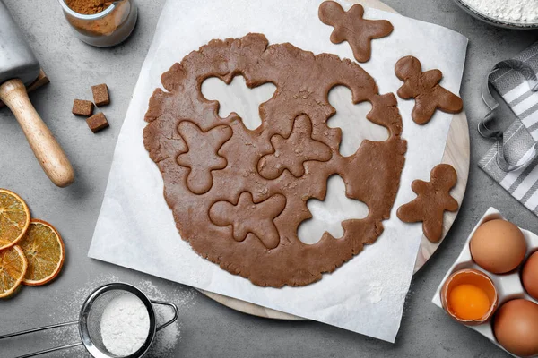 Composición Laica Plana Con Galletas Caseras Jengibre Hombre Sobre Mesa — Foto de Stock