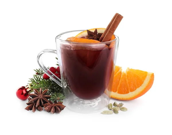 Aromatischer Glühwein Und Zutaten Auf Weißem Hintergrund — Stockfoto