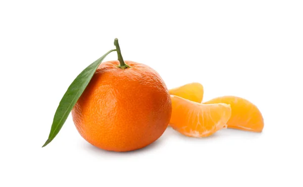 Čerstvé Mandarinky Zeleným Listem Bílém Pozadí — Stock fotografie