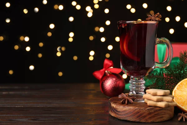 Weihnachtskomposition Mit Tasse Glühwein Auf Holztisch Raum Für Text — Stockfoto