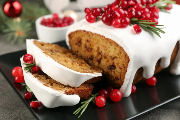 Traditional Classic Christmas Cake Decorated Cranberries Pomegranate Seeds Rosemary Black — Stock Photo, Image